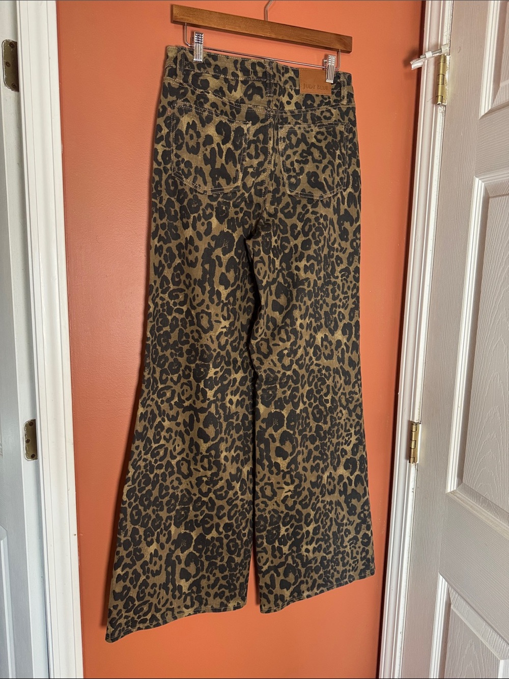 NWOT Judy Blue Leopard Print Wide-Leg Jeans - Picture 3 of 3